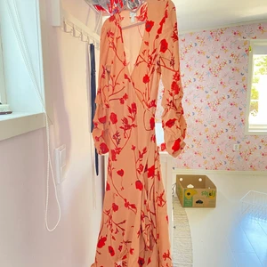floral dress - very cute n long, it’s size small but i think it better fits M! 