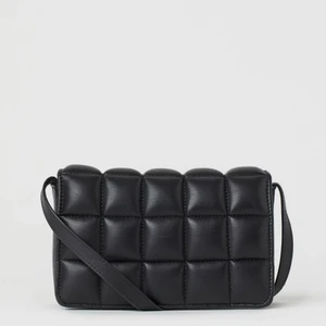 Mini väska i svart  - Liten axelremsväska som rymmer det mesta viktiga saker svart 