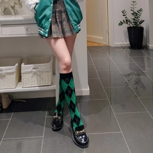 Svarta loafers i storlek 37 - Svarta glansiga loafers med guldig detalj på framsidan och höjden på klacken är 3 cm. Använd endast några fåtal gånger!