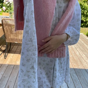 Blommig sommarklänning  - Säljer min underbara klänning då den tyvärr inte kommer till så mycket användning som den förtjänar! 💕🤍🌸