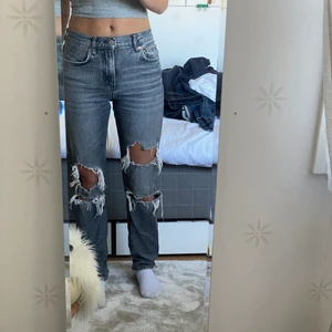 Gråa jeans - Svin snygga jeans som inte används längre. Dessa jeans är precis som nya och är inte använda så mycket. Frakt tillkommer💙