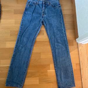 Säljer mina Levis 501 jeans. Inte använda mycket 8,5/10 skick lite skrynklig men har inga håll eller flaws.  Betalning genom swish helst, jag står för frakt.