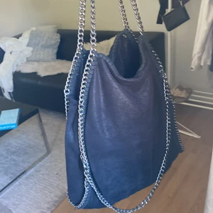 Liknande Stella Mc väska - Säljer min fina väska som inte kommer till anvädning mer, knappt använd i super bra skick. ❤️