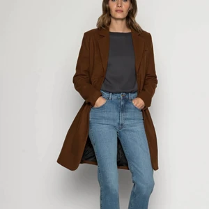 Lois high retro straight jeans💙 - Jag säljer ett till par jeans i modellen som står ovan💙 även dessa till nypris av 1600kr, jag säljer för 800kr.