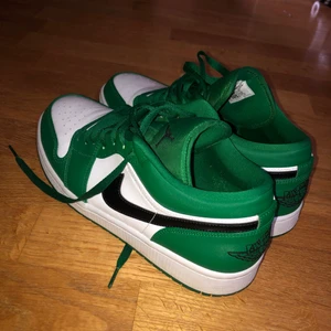 Air Jordan 1 low pine green st 45 - Jag säljer mina Jordans eftersom jag knappast använder de.  Kan fraktas!  Priset kan diskuteras!