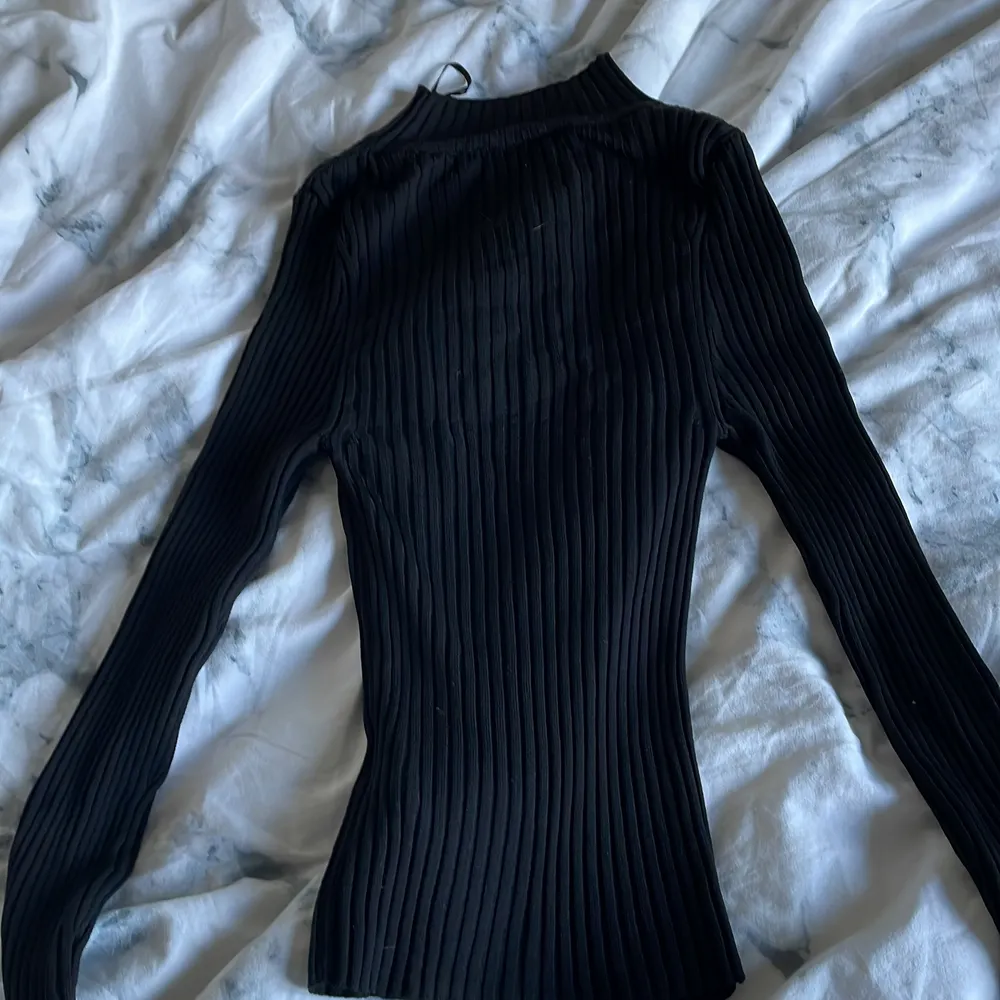 Säljer denna svarta långärmade tröja från ginatricot som jag fått av en kompis. Den är använd men är som nyskick, materialet i tröjan är väldigt stretchigt och inte thigt alls. Tröjan har en liten öppning vid bröstkorgen. Kostar 100kr+frakt. Storlek xs i tröjan.. Tröjor & Koftor.