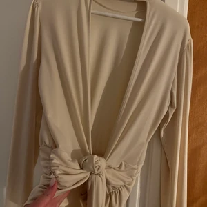 Blus med öppen rygg  - Storlek M, öppen i ryggen med knytning 