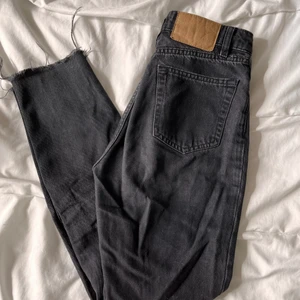 Mom jeans strl 32  - Momjeans strl 32 från H&M. Går till ankeln på mig som är 170cm. Liten slitning på knät. Säljes pga för små för mig! 