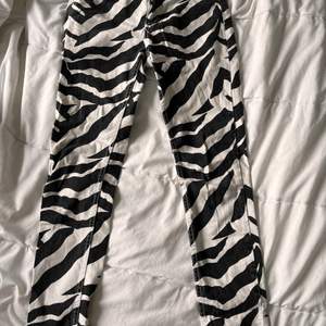 Skitcoola jeans med zebramönster från By Malene Birger, strl w26 l32. Låg midja. Säljer endast pga för små för mig. 