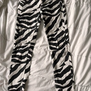 By Malene Birger jeans  - Skitcoola jeans med zebramönster från By Malene Birger, strl w26 l32. Låg midja. Säljer endast pga för små för mig. 