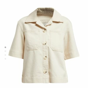 Ny denimskjorta från Norr - Ny sommarjacka/denimskjorta från Norr i storlek S. Färg: ecru, Material: 100% organisk bomull. Kan hämtas i centrala Lund eller så står köparen för fraktkostnaden. Nypris: 1199 sek