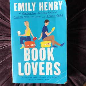 BOK Emily Henry - books lovers  - Jag gillade denna boken väldigt mycket och läste den pga att många på tik tok rekommenderade den, älskade verkligen storyn!! Hörnen på framsidan är slitna / böjda men förutom det är den i bra skick. OBS köparen står för frakten!
