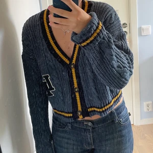 Stickad kofta - Säljer min jättefina  kofta från Urban outfitters som är nästan oanvänd. När jag köpte den kostade koftan ca 500kr💕 frakten ingår inte!