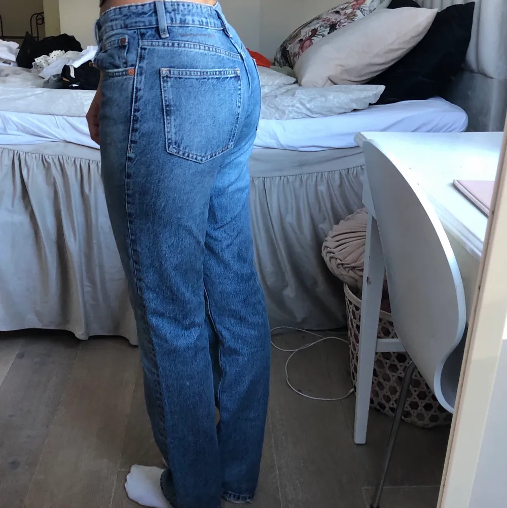 Säljer dessa populära zara jeans i storlek M! . Jeans & Byxor.