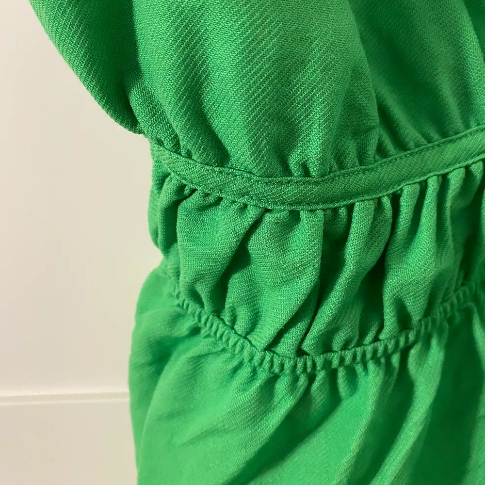 Gulligt grönt linne från Zara i storlek M. Tyvärr för stort för mig! Linnet har resår i midjan och en lägre rygg. Så somrigt! Aldrig använd. 🪐🪐. Toppar.