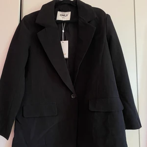 Ny kavaj från ONLY - Helt ny kavaj från ONLY i strl 36! Nypris 560kr säljes för 250kr