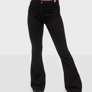 Högmidjade bootcut jeans storlek 40 Använda ca 2 gånger 