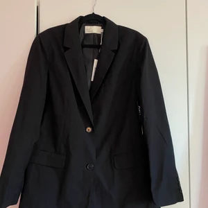 Helt ny kavaj - Fin kavaj helt oanvänd från NLY trend i storlek 36! NYPRIS 699kr, säljes för 300kr