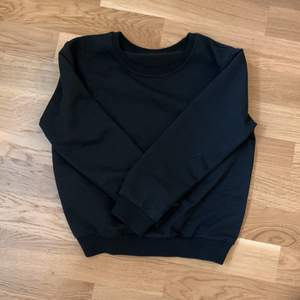 En svart tröja som jag säljer för att den är för liten 