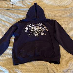 säljer en mörkblå Northern holigans hoodie eftersom den inte används längre. Storlek L