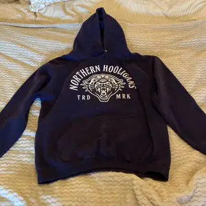 säljer en mörkblå Northern holigans hoodie eftersom den inte används längre. Storlek L