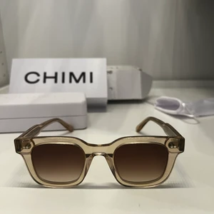 CHIMI 04 - CHIMI Ecru 04  Köptes i början av året men säljes pågrund av att de inte kommer till någon användning:) Nypris 1200kr, då köparen är oseriös och inte svarar finns brillorna kvar💗