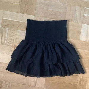 Svart tjol, Gina tricot, storlek 36 - Den är för stor på mig som man kan se men den passar bra till större tröjor och även tajta tröjor. Den är i storlek 36 och går att stretcha ut. Har bara använt 1 gång för mer än 2 år sedan. Den är i bra skick