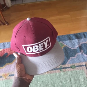 Åkta unisex Obey keps - Pasar till båda kön och I mycket bra skick 