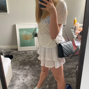 Väska  - Så gullig väska från H&M säljer jag på grund av att den inte kommer till användning. Nypris är 99kr men jag säljer den för 79kr. Köptes för ca 3 veckor sen o är nästan helt oanvänd, inga skador eller annat. Som ny. Köparen står för frakten.