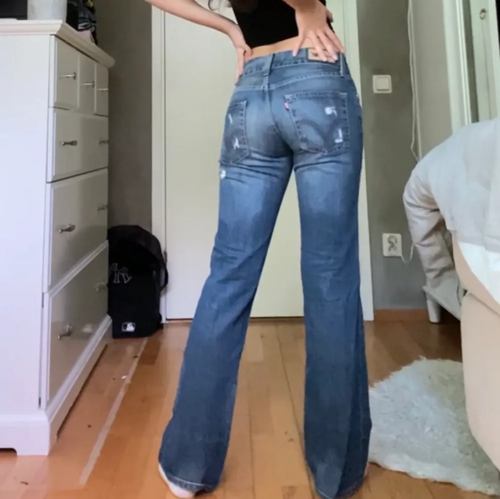lågmidjade jeans från levis i modellen ”Eve”, midjemått 37cm o innerben 80cm💕. Jeans & Byxor.