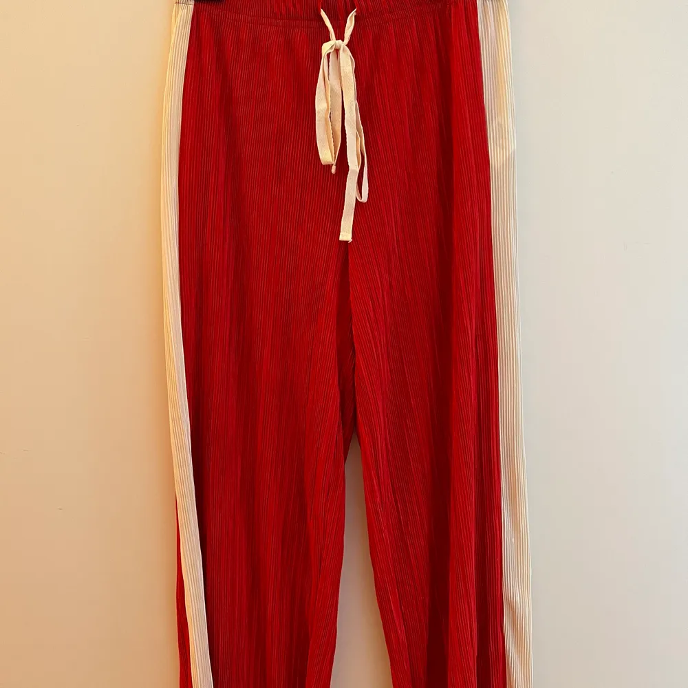Röda tunna byxor som passar perfekt till sommaren. Storlek xs men är mycket töjbara.. Jeans & Byxor.