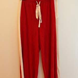 Röda tunna byxor som passar perfekt till sommaren. Storlek xs men är mycket töjbara.