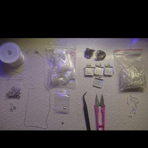  Tillbehörsset för smycken🌈💛💚 - 🌈80 Clasps 20 silver chains 1 elastic string  , 1 clamp 1 scissors 7 bezel cup setting  230 kidney earwire 2 rings 💚