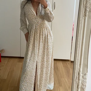 Adoore Napoli Lemon dress XS - Klänning Adoore Napoli Lemon i storlek XS. Fint skick utan defekter eller andra anmärkningar. Går ej ner i pris! Frakt tillkommer på 66kr spårbart med postnord. Är 158 och den går precis ner till marken på mig utan skor! 