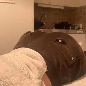 Juicy couture byxor Strl M - Säljer nu mina Juicy byxor i färgen java (bruna) då de är lite förstora för mig, användna några gånger men fint skick.