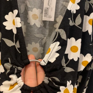 Ny blommig sommar topp - Helt ny blommig sommar topp med pris lapp på. Köparen står för frakten.