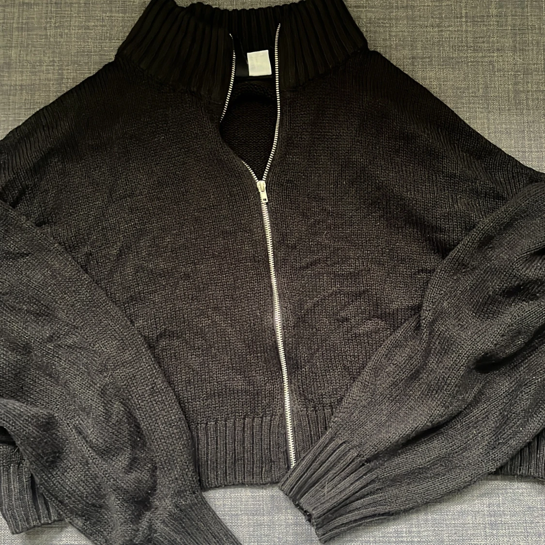 Svart stickad zip-up med krage - 91