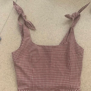 Zara - rutig topp - En söt rutig topp som praktiskt taget är oanvänd! Köpte den på Zara för något år sedan. Ärmarna kan man knyta hur man vill och toppen är stretchigt material och har blixtlås på sidan. Pris kan diskuteras💖 Hör av dig om du har någon fråga!