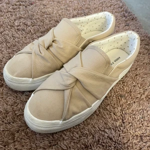 Mocka skor - Säljer den här fina bow shoes som jag köpte i fel storlek! Har bara använt dem en gång, annars är dem helt oanvända!❤️ Dem är ljusrosa, och jag skulle säga att dem är i bra material och skick. Kontakta mig för fler bilder eller frågor!😻