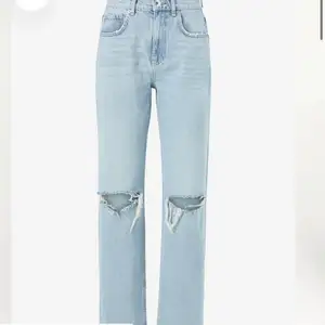 Säljer ett par ljus blåa jeans med slitningar på knäna från Gina tricot då dom har blivit för små, storlek 32. Kostar 600 i butik och säljer dom för 200. Dom är väl använda men i ett bra skick. 