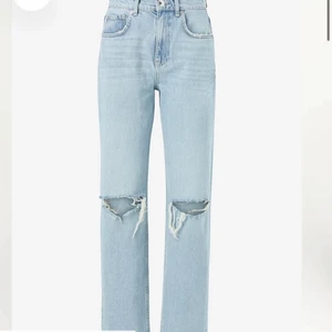Gina tricot 90s high waist jeans ljus blå  - Säljer ett par ljus blåa jeans med slitningar på knäna från Gina tricot då dom har blivit för små, storlek 32. Kostar 600 i butik och säljer dom för 200. Dom är väl använda men i ett bra skick. 