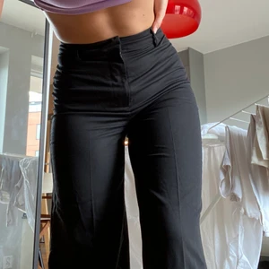 Kostymbyxor NA-KD - Smickrande kostymbyxor från NA-KD. Köparen står för frakt🌟 Kan mötas upp i Stockholm