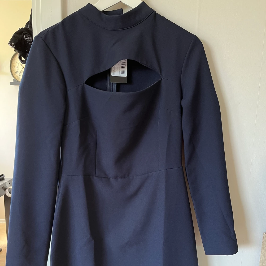 Klänning med utskurna partier. OANVÄND - 91