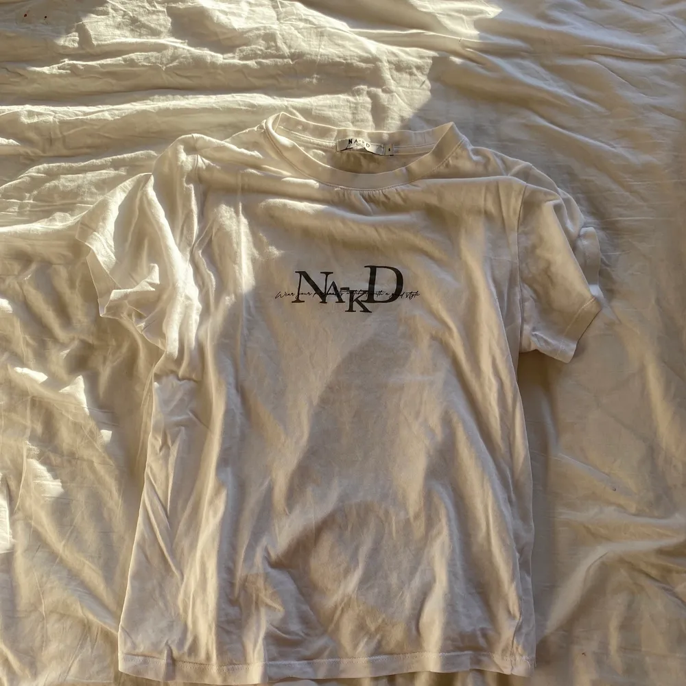 Vit somrig tshirt från NA-KD +frakt tillkommer🤍. T-shirts.