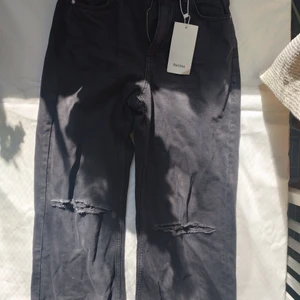 Svarta Jeans - Högmidjade raka jeans med hål i knäna Prislappar kvar, helt oanvända