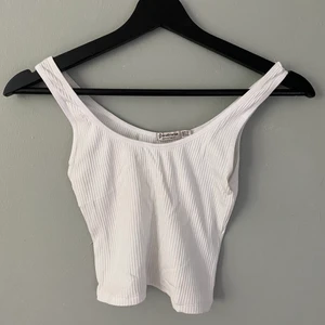 Vitt ribbat linne - Vitt ribbat linne från Stradivarius, köpt på Zalando, storlek S🤍  - Frakt tillkommer om plagget behöver postas -