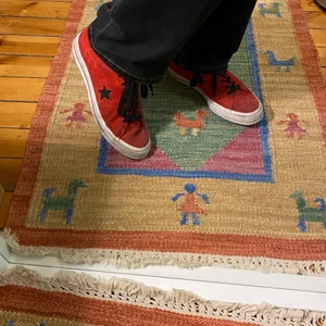 Allstars sneakers - röda allstars med mocka, hade på mig dem sprillans nya på festival så de blev redigt smutsiga, men efter en tvätt blev det typ en mer najs röd färg, storlek 44,5