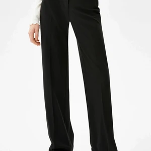 Kostymbyxor - Säljer ett par mjuka kostymbyxor då dom är för stora, jättefina och hade gärna använt om dom passade! Beställde ifrån Zalando  Säljer för 100kr + frakt Skriv privat för egna bilder!💞