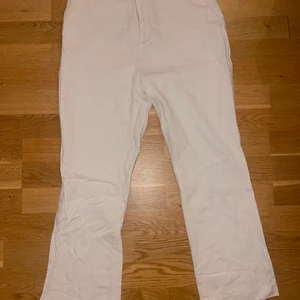 Linnebyxor från Ginatricot - Beiga linnebyxor från ginatricot i storlek 38, skulle säga att dem är ganska stora i storleken, passar en 40. Använda få gånger, i fint skick utan anmärkningar.