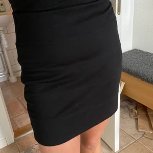 Kjol  - Pennkjol som är väldigt bekväm. Sitter uppe bra 